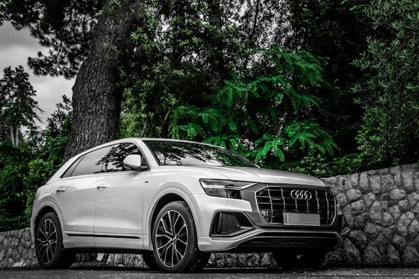 Est-il possible de configurer un assistant vocal personnalisé dans une Audi Q8 pour les fonctions embarquées?